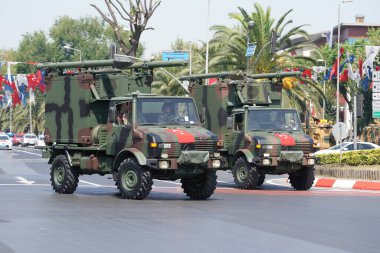 İSTANBUL, TÜRKİYE - 30 Ağustos 2023: Vatan Bulvarı 'nda 30 Ağustos' ta askeri araçlar geçit töreni