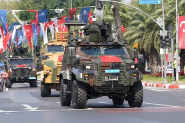 İSTANBUL, TÜRKİYE - 30 Ağustos 2023: Vatan Bulvarı 'nda 30 Ağustos' ta askeri araçlar geçit töreni