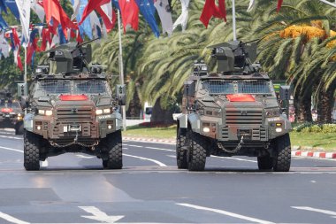 İSTANBUL, TÜRKİYE - 30 Ağustos 2023: Vatan Bulvarı 'nda 30 Ağustos' ta askeri araçlar geçit töreni