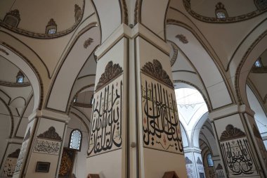 BURSA, TURKIYE - 30 Haziran 2023: Bursa Büyük Camii, Ulu Camii Bursa Şehri. Cami, mimar Ali Neccar tarafından 1396-1399 yıllarında tasarlanıp inşa edilmiştir.