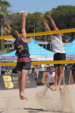 BALIKESIR, TURKIYE - 24 Haziran 2023: Pro Beach Tour Oren Leg sırasında tanımlanamayan atlet