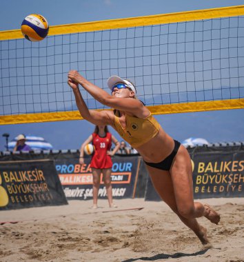 Balikir, TÜRKİYE - 25 Haziran 2023: Pro Beach Tour Oren Leg 'de tanımlanamayan atlet