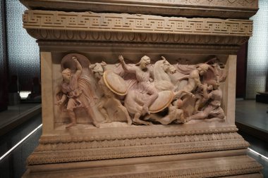 İSTANBUL, TURKIYE - 13 Temmuz 2023: İstanbul Arkeoloji Müzelerinde Alexander Sarcophagus