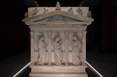 İSTANBUL, TURKIYE - 13 Temmuz 2023: İstanbul Arkeoloji Müzelerindeki yas tutan kadınların lahiti