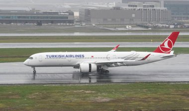ISTANBUL, TURKIYE - 15 Ekim 2022: Türk Hava Yolları Boeing A350-941 (435) İstanbul Uluslararası Havaalanına indi