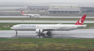 ISTANBUL, TURKIYE - 15 Ekim 2022: Türk Hava Yolları Boeing 777-3F2ER (44117) İstanbul Uluslararası Havaalanına indi