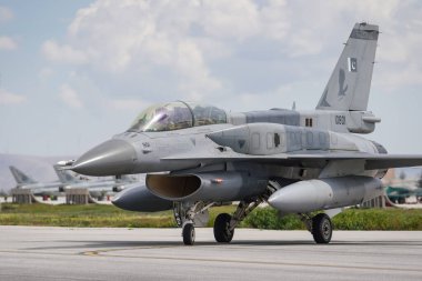 KONYA, TURKIYE - Mayıs 09, 2023: Pakistan Hava Kuvvetleri Lockheed Martin F-16D Savaş Şahini Anadolu Kartal Hava Kuvvetleri tatbikatı sırasında Konya Havalimanı 'nda taksicilik yapıyor