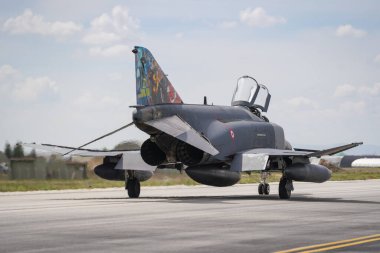 KONYA, TURKIYE - Mayıs 09, 2023: Türk Hava Kuvvetleri McDonnell Douglas F-4E Fantom II (4576) Anadolu Kartal Hava Kuvvetleri Tatbikatı sırasında Konya Havalimanı 'nda taksicilik yapıyor