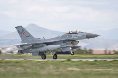 KONYA, TURKIYE - Mayıs 09, 2023: Türk Hava Kuvvetleri Lockheed Martin F-16C Fighting Falcon (HC-31) Anadolu Kartal Hava Kuvvetleri Tatbikatı sırasında Konya Havalimanı 'na indi