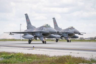KONYA, TURKIYE - 09 Mayıs 2023: Anadolu Kartal Hava Kuvvetleri Tatbikatı sırasında Konya Havalimanı 'nda taksicilik yapan savaş uçakları