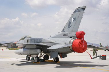 KONYA, TURKIYE - MAYIS 09, 2023: Pakistan Hava Kuvvetleri Lockheed Martin F-16C Fighting Falcon (JE-8) Anadolu Kartal Hava Kuvvetleri Tatbikatı sırasında Konya Havalimanı 'nda sergilenmektedir