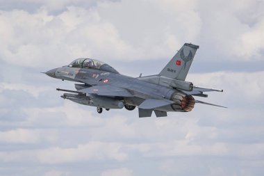 KONYA, TURKIYE - MAYIS 09, 2023: Türk Hava Kuvvetleri General Dynamics F-16D Fighting Falcon (4S-10) Anadolu Kartal Hava Kuvvetleri Tatbikatı sırasında Konya Havalimanı 'ndan havalanır.