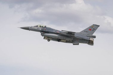 KONYA, TURKIYE - MAYIS 09, 2023: Türk Hava Kuvvetleri Generali Dinamik F-16C Fighting Falcon (4R-097) Anadolu Kartal Hava Kuvvetleri Tatbikatı sırasında Konya Havalimanı 'ndan havalanır.
