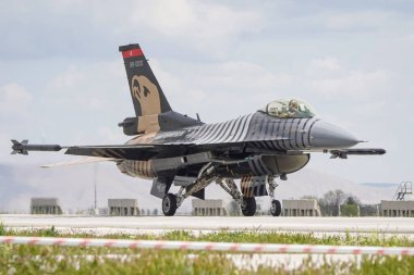 KONYA, TURKIYE - Mayıs 09, 2023: Türk Hava Kuvvetleri Lockheed Martin F-16C Fighting Falcon (4R-23) Anadolu Kartal Hava Kuvvetleri Tatbikatı sırasında Konya Havalimanı 'nda