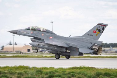 KONYA, TURKIYE - Mayıs 09, 2023: Türk Hava Kuvvetleri General Dynamics F-16D Fighting Falcon (4S-16) Anadolu Kartal Hava Kuvvetleri Tatbikatı sırasında Konya Havalimanı 'na iniş yaptı