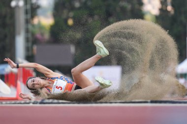 IZMIR, TURKIYE - 4 Temmuz 2023: İzmir Seha Aksoy Atletizm Sahasında düzenlenen Süper Lig müsabakalarında tanımlanamayan üçlü atlama
