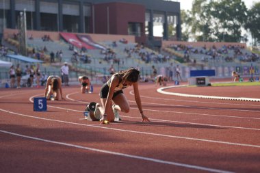 IZMIR, TURKIYE - Temmuz 05, 2023: İzmir Seha Aksoy Atletizm Sahasında düzenlenen Süper Lig müsabakaları sırasında 4x400 metre bayrak koşan sporcular