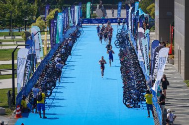BALIKESIR, TURKIYE - AĞUSTOS 05, 2023: Balikesir 'de Avrupa Triatlon Koşu ve Bayrak Yarışları Şampiyonası' nda yarışan sporcular