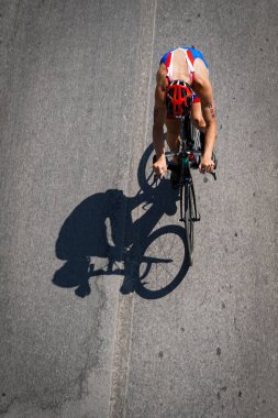 BALIKESIR, TURKIYE - Ağustos 05, 2023: Balikesir 'de Avrupa Triatlon Koşu ve Bayrak Yarışları' nda bisiklet bileşenlerinde yarışan tanımlanamayan sporcu