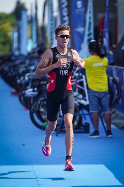 BALIKESIR, TURKIYE - Ağustos 05, 2023: Balikesir 'de Avrupa Triatlon Koşu ve Bayrak Yarışları Şampiyonası' nda koşan tanımlanamayan sporcu