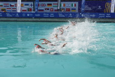 BALIKESIR, TURKIYE - AĞUSTOS 05, 2023: Avrupa Triatlon Sprint ve Bayrak Yarışları 'nda yarışan sporcular