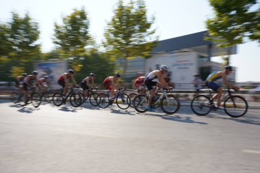 BALIKESIR, TURKIYE - AĞUSTOS 05, 2023: Avrupa Triatlon Sprint ve Röle Şampiyonası 'nda yarışan sporcular