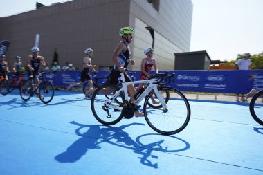 BALIKESIR, TURKIYE - AĞUSTOS 05, 2023: Avrupa Triatlon Sprint ve Röle Şampiyonası 'nda yarışan sporcular