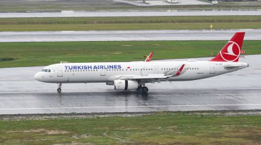 ISTANBUL, TURKIYE - 15 Ekim 2022: Türk Havayolları Airbus A321-231 (5465) İstanbul Uluslararası Havaalanına indi