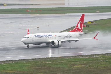 ISTANBUL, TURKIYE - 15 Ekim 2022: Türk Hava Yolları Boeing 737-8MAX (60056) İstanbul Uluslararası Havaalanına indi