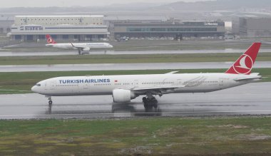 ISTANBUL, TURKIYE - OCTOBER 15, 2022: Turkish Airlines Boeing 777-3F2ER (44121) landing to Istanbul International Airport clipart