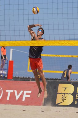 BALIKESIR, TURKIYE - 24 Haziran 2023: Pro Beach Tour Oren Leg sırasında tanımlanamayan atlet