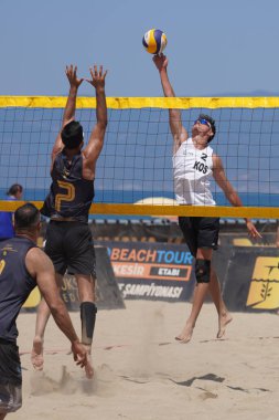 BALIKESIR, TURKIYE - 24 Haziran 2023: Pro Beach Tour Oren Leg sırasında tanımlanamayan atlet