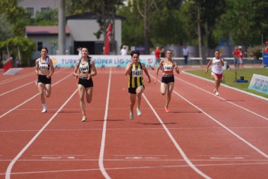 IZMIR, TURKIYE - Temmuz 05, 2023: İzmir Seha Aksoy Atletizm Alanındaki Süper Lig Yarışmaları sırasında 100 metre koşan sporcular