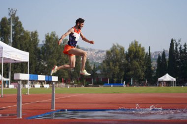 IZMIR, TURKIYE - Temmuz 05, 2023: İzmir Seha Aksoy Spor Sahasında düzenlenen Süper Lig müsabakaları sırasında 3000 metre engelli koşan tanımlanamayan sporcu