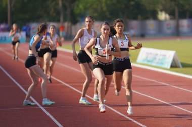 IZMIR, TURKIYE - Temmuz 05, 2023: İzmir Seha Aksoy Atletizm Sahasında düzenlenen Süper Lig müsabakaları sırasında 4x400 metre bayrak koşan sporcular
