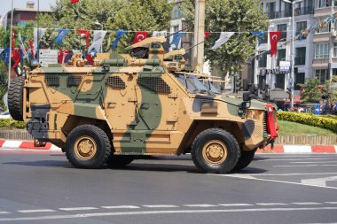 İSTANBUL, TÜRKİYE - 30 Ağustos 2023: Vatan Bulvarı 'nda 30 Ağustos' ta askeri araçlar geçit töreni