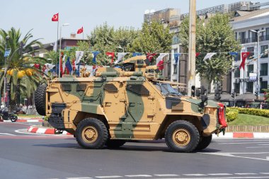 İSTANBUL, TÜRKİYE - 30 Ağustos 2023: Vatan Bulvarı 'nda 30 Ağustos' ta askeri araçlar geçit töreni