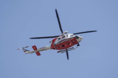 İSTANBUL, TÜRKİYE - 30 Ağustos 2023: Vatan Bulvarı 'nda düzenlenen Türk Zafer Günü geçit töreninde Sahil Güvenlik helikopteri geçidi