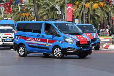 İSTANBUL, TURKIYE - 30 Ağustos 2023: Vatan Bulvarı 'nda düzenlenen Türk Zafer Günü geçit töreninde jandarma araçları geçit töreni