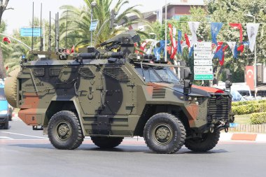 İSTANBUL, TÜRKİYE - 30 Ağustos 2023: Vatan Bulvarı 'nda 30 Ağustos' ta askeri araçlar geçit töreni