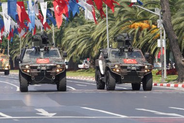 İSTANBUL, TÜRKİYE - 30 Ağustos 2023: Vatan Bulvarı 'nda 30 Ağustos' ta askeri araçlar geçit töreni