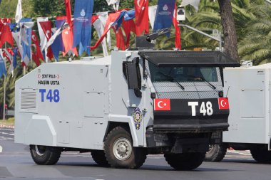 İSTANBUL, TÜRKİYE - 30 Ağustos 2023: Vatan Bulvarı 'nda düzenlenen Türk Zafer Günü geçit töreninde polis aracı geçidi