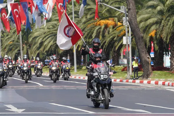 İSTANBUL, TÜRKİYE - 30 Ağustos 2023: Vatan Bulvarı 'nda düzenlenen Türk Zafer Günü geçit töreninde Motorize Polis geçidi