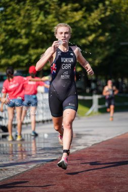 BALIKESIR, TURKIYE - Ağustos 05, 2023: Balikesir 'de Avrupa Triatlon Koşu ve Bayrak Yarışları Şampiyonası' nda koşan tanımlanamayan sporcu