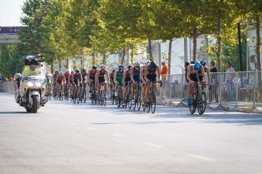 BALIKESIR, TURKIYE - AĞUSTOS 05, 2023: Avrupa Triatlon Sprint ve Röle Şampiyonası 'nda yarışan sporcular