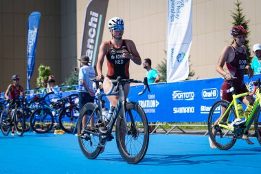 BALIKESIR, TURKIYE - Ağustos 05, 2023: Balikesir 'de Avrupa Triatlon Koşu ve Bayrak Yarışları' nda bisiklet bileşenlerinde yarışan tanımlanamayan sporcu