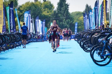 BALIKESIR, TURKIYE - AĞUSTOS 05, 2023: Balikesir 'de Avrupa Triatlon Koşu ve Bayrak Yarışları Şampiyonası' nda yarışan sporcular
