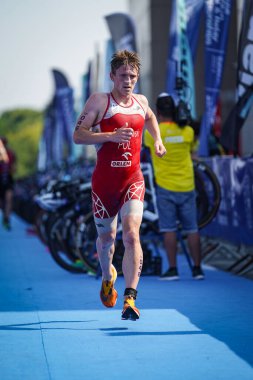BALIKESIR, TURKIYE - Ağustos 05, 2023: Balikesir 'de Avrupa Triatlon Koşu ve Bayrak Yarışları Şampiyonası' nda koşan tanımlanamayan sporcu
