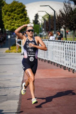 BALIKESIR, TURKIYE - Ağustos 05, 2023: Balikesir 'de Avrupa Triatlon Koşu ve Bayrak Yarışları Şampiyonası' nda koşan tanımlanamayan sporcu