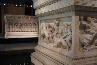 İSTANBUL, TURKIYE - 13 Temmuz 2023: İstanbul Arkeoloji Müzelerinde Alexander Sarcophagus
